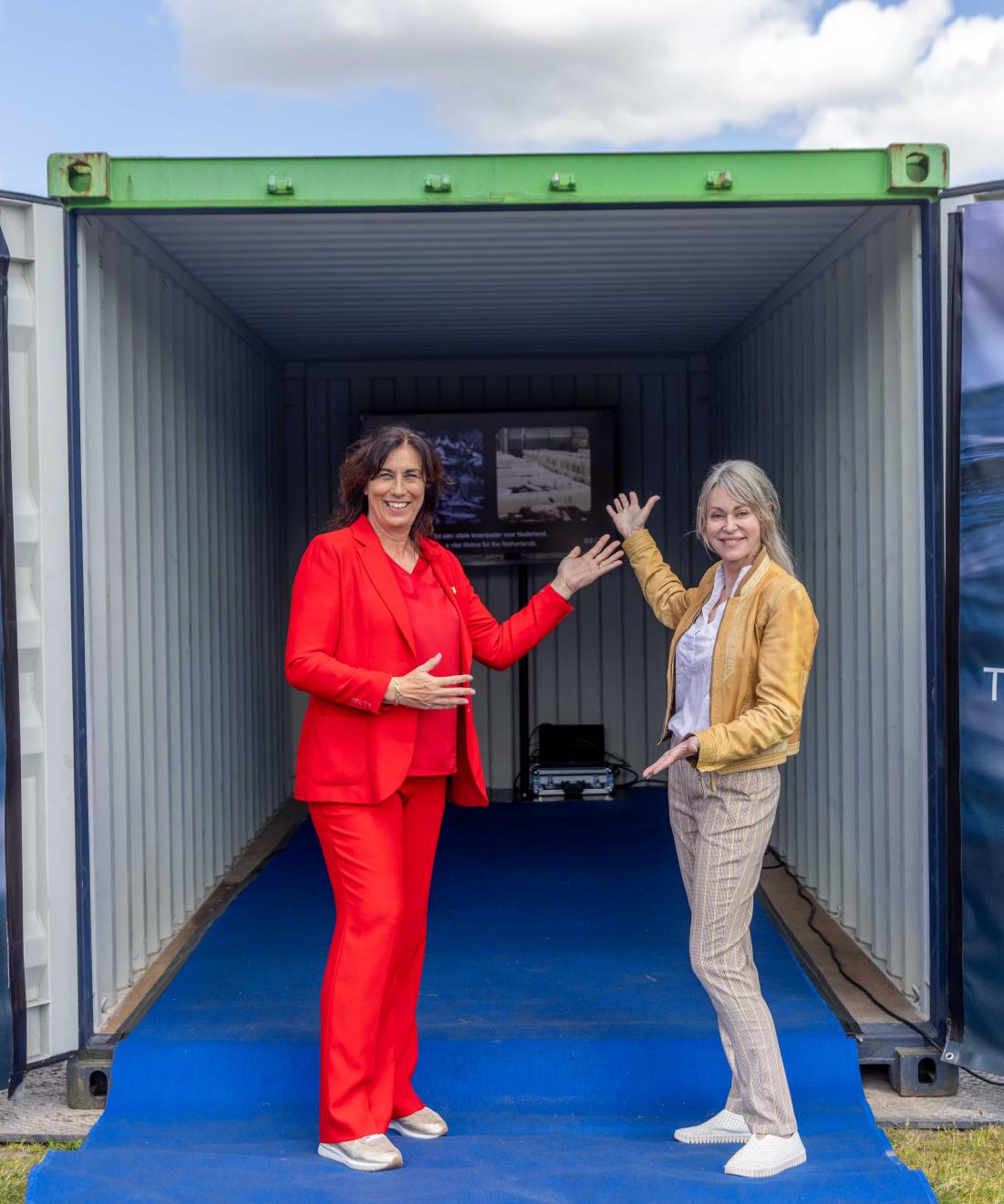Opening zeecontainer met film Kanaal naar de toekomst - Zeehavendagen 2024