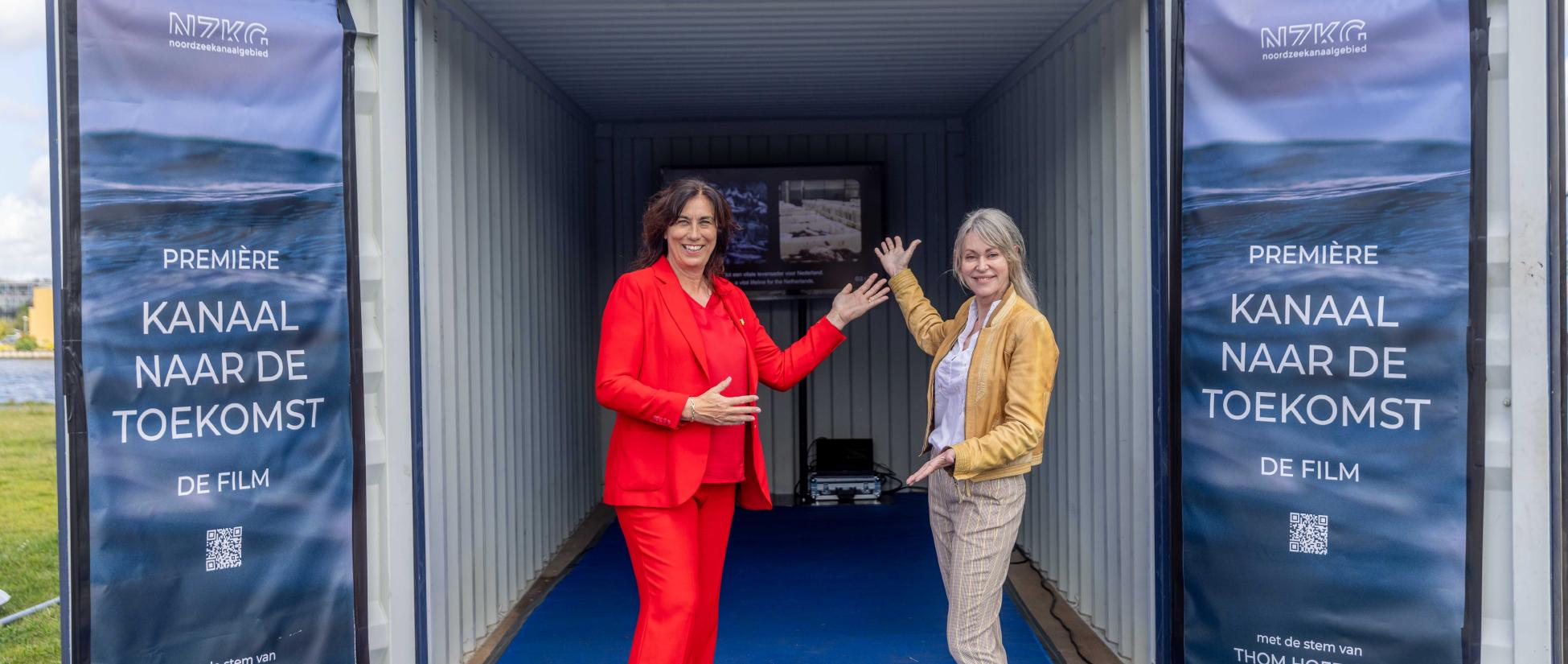 Opening zeecontainer met film Kanaal naar de toekomst - Zeehavendagen 2024
